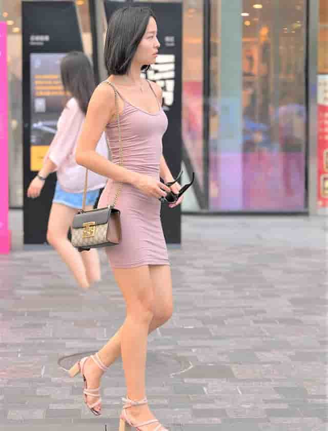 徽州宴老板娘溜狗